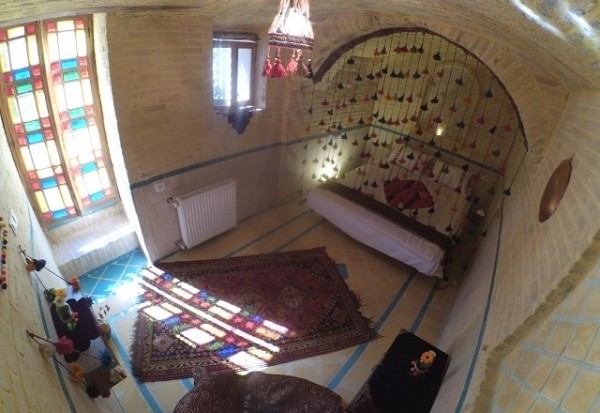 فضای اتاق ها اقامتگاه بومگردی عمارت هفت رنگ شیراز